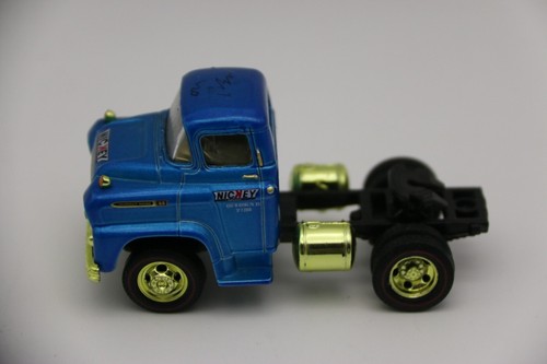 M2 Machines 1/64 1959 CHEVROLET LCF roof word blistering paint chips Loose(S126)