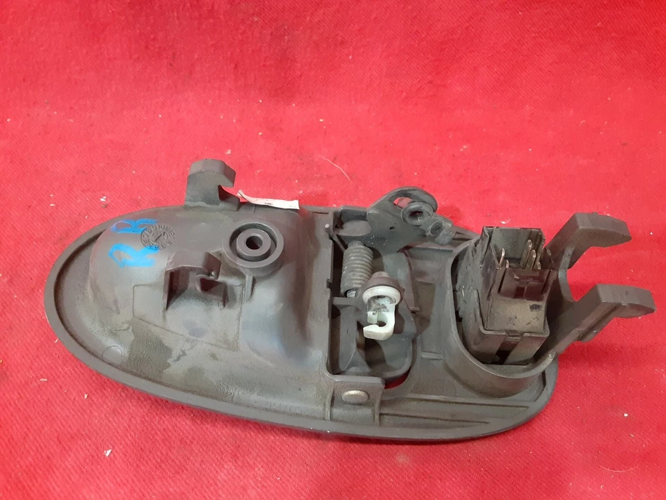 Manija de puerta interior Saturn Vue 2002 2003 gris oscuro trasera derecha Foto 4 de 4