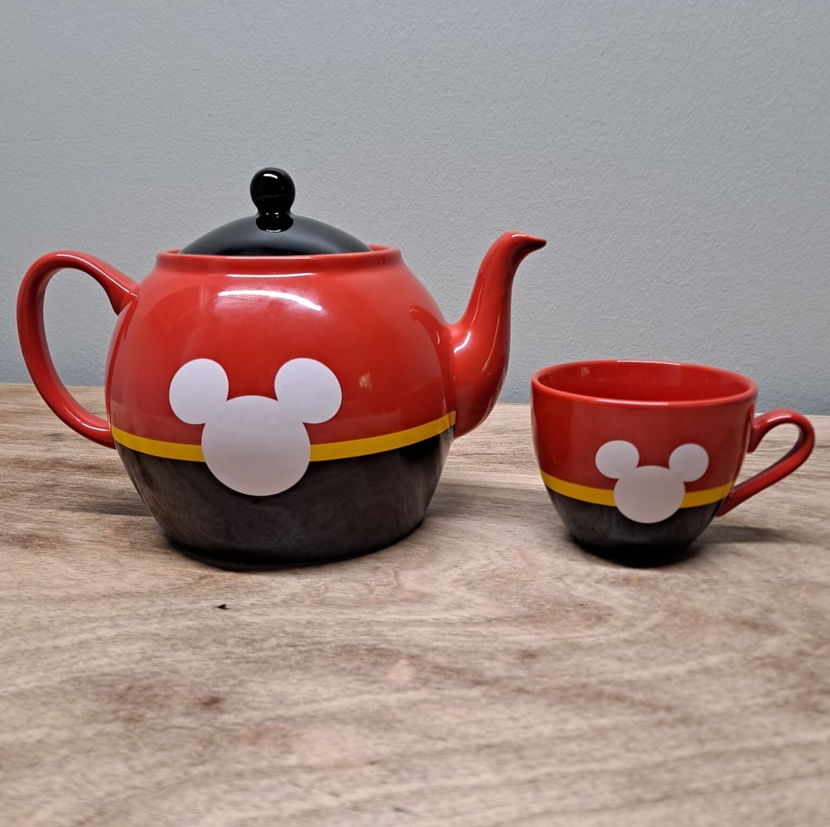 Disney Mickey Mouse Icon Ceramic 48oz Teapot/10oz Teacup Set Red