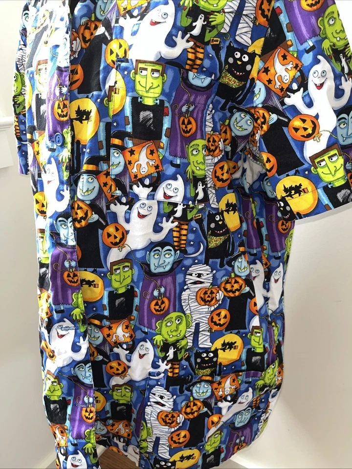 Blusa Médica Estampada Colorida Temática de Halloween Peaches Uniform con Tres Bolsillos XL Foto 3 de 4