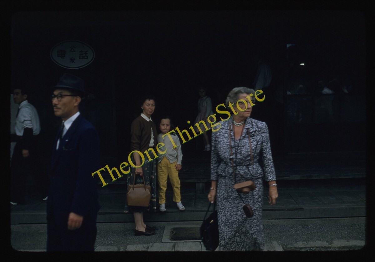 Kyoto Japan People Man Woman Girl Palace 1950s 35mm Slide Red