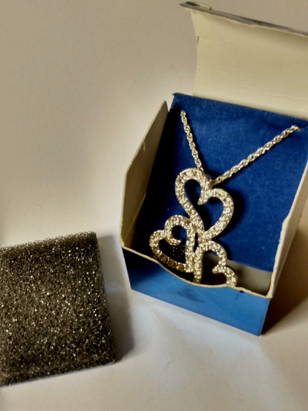 Avon 2007 Triple Heart Shaped Pendant Rhinestones~ Necklace 20" Silver Tone