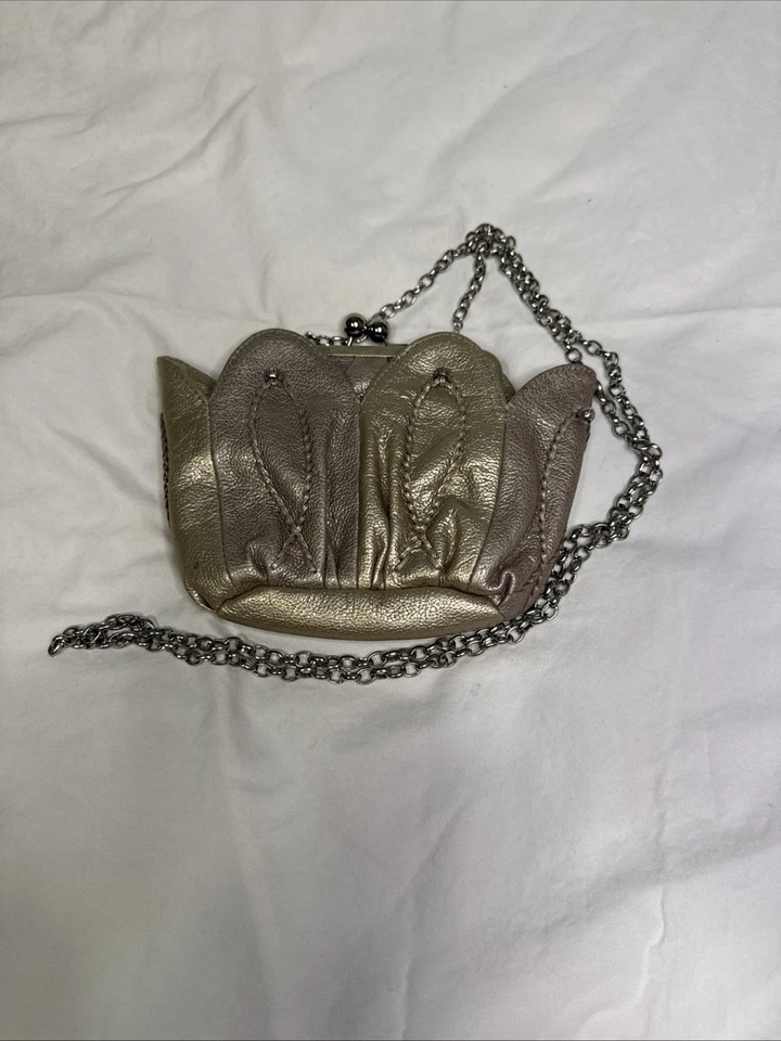 Mini Bolso Brighton Tulipán Pétalos Cuero Dorado Bloqueo de Beso con Correa de Cadena 5 H x 7.5 L Foto 2 de 4