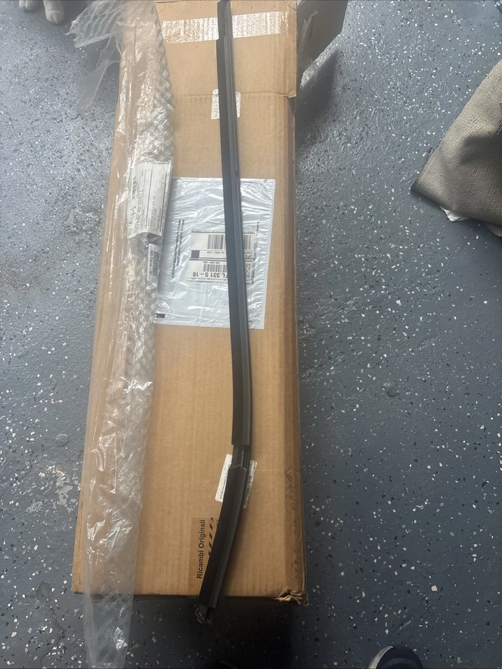 NUEVO 2015-2021 Jeep Renegade Puerta del conductor Ventana Cinturón Resistente para el clima OEM 68280330AA Foto 4 de 4