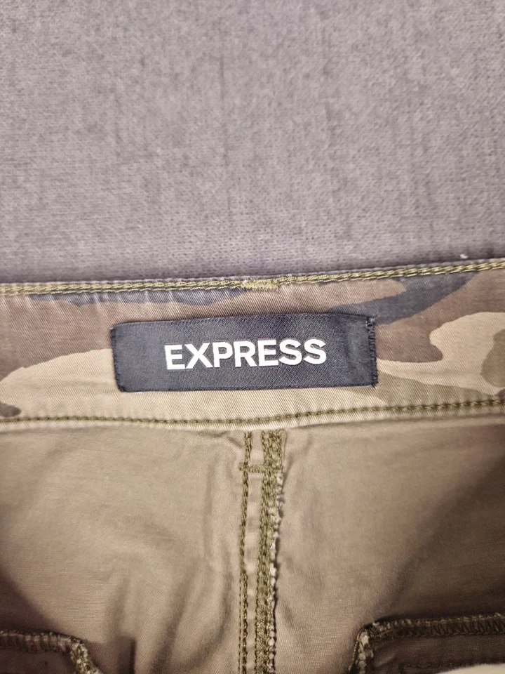 Pantalones cortos Express para mujer talla 4 camuflados tiro medio dobladillo crudo Foto 3 de 4