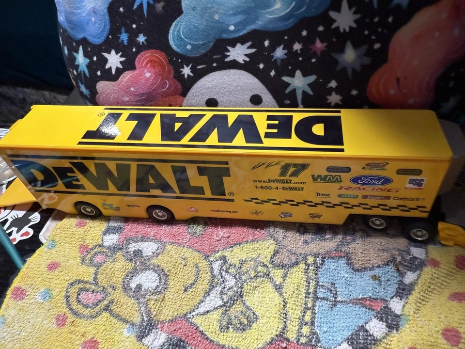 Hot Wheels Nascar Matt Kenseth Diecast 2004 Dewalt Transporter - Image 4 of 4