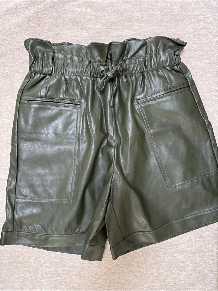 Pantalones cortos de cuero verde para mujer Kendall And Kylie talla pequeña nuevos Foto 2 de 4