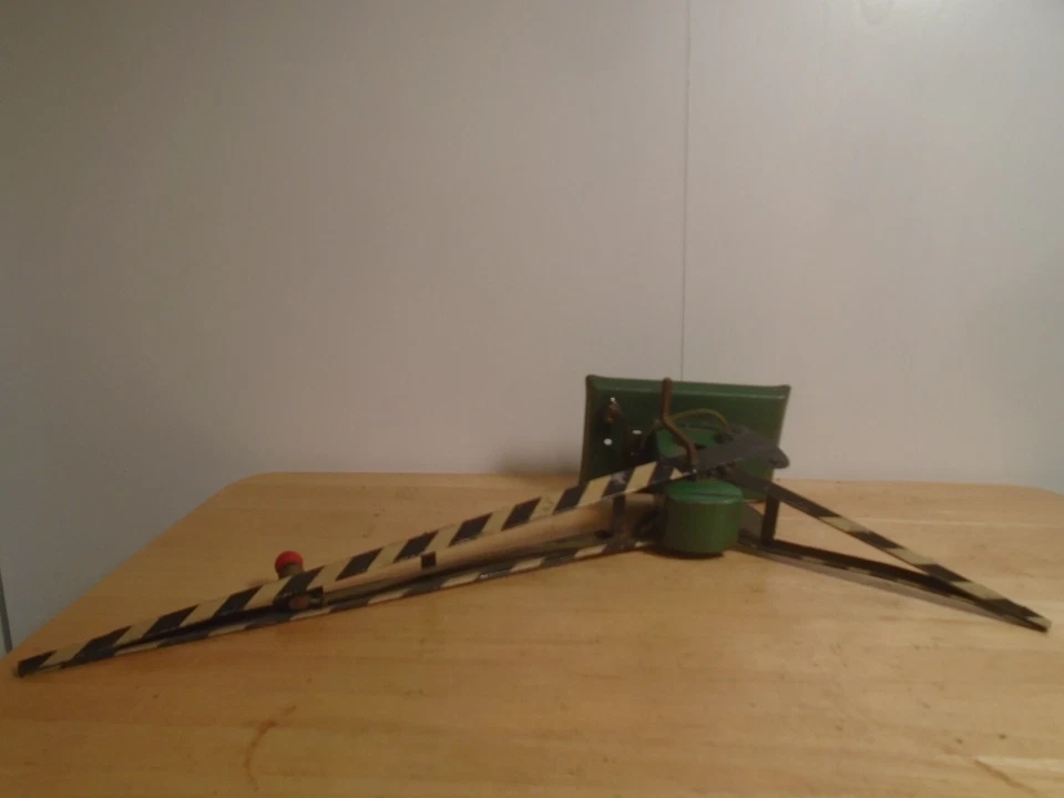 VINTAGE AMERICAN FLYER WIDE + O GAUGE ILLUMINATED RAILROAD CROSSING GATE WORKS - Image 3 of 4
