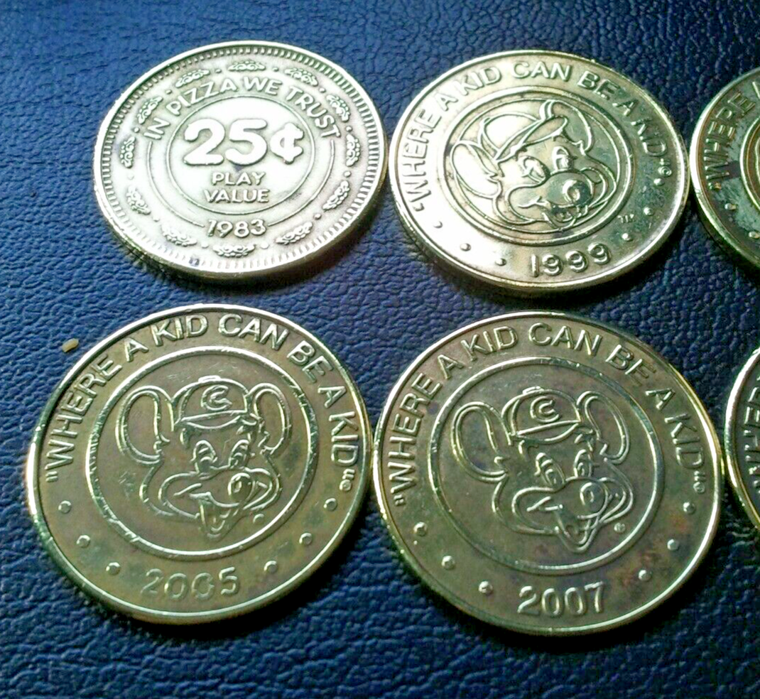 1983 CHUCK E CHEESE Game Token with 9 extra Original Vintage Pizza