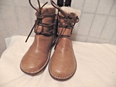 UGG AUSTRALIA VERY NICE AND RARE BROWN LEATHER