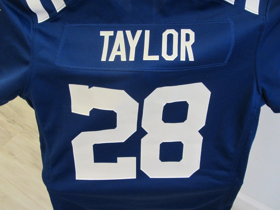 Camiseta Nike on Field J. Taylor, #28 Indianapolis Colts RB, tamanho. S, novo sem etiquetas $129 MSRP - Imagem 3 de 4