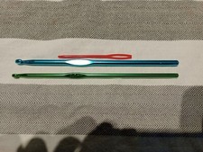 (1) 2 Häkelnadeln mit Stopfnadel 4,0mm & 5,00mm (2634) blau, grün, rot NEU