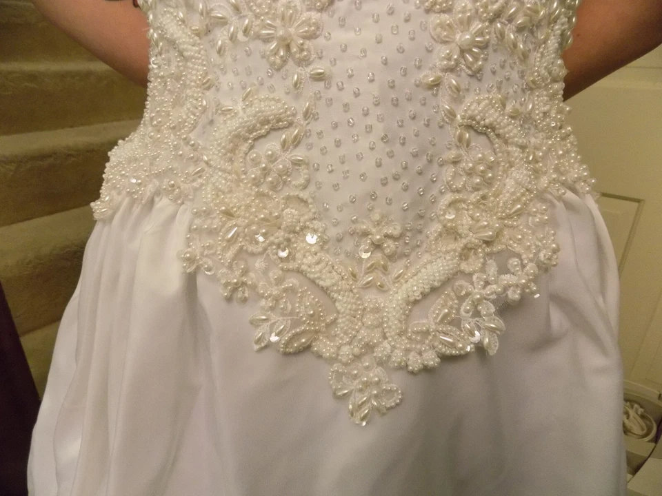 FOREVER YOURS Bridal Wedding Dress Sz 10 White Elaborate Beading 3 ft train VGUC - Image 4 of 4