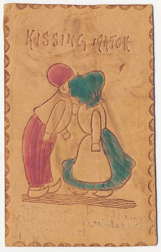 Kissing Match niederländischer Junge & Mädchen teilen sich einen Kuss 1907 Leder Postkarte Q - Bild 1 von 2