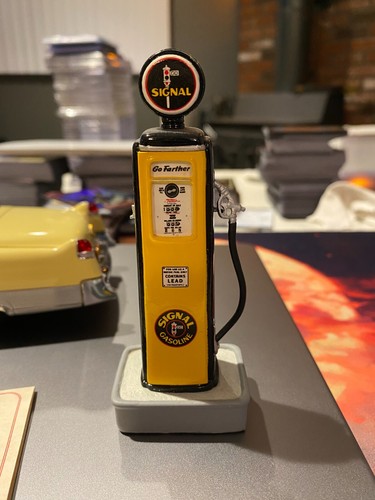 Danbury Mint 1954 Cadillac Eldorado Convertible & 1939 Signal Tolkheim Gas Pump - Picture 12 of 16