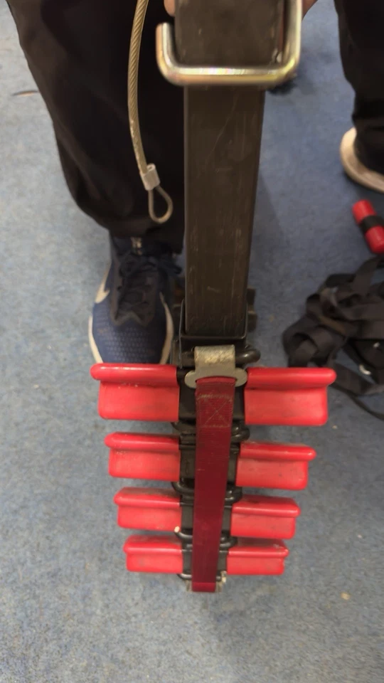 Porta-bicicletas MaxxRaxx 4. Com suporte de encaixe de flange aparafusado + braçadeira para tampa da caçamba - Imagem 3 de 4