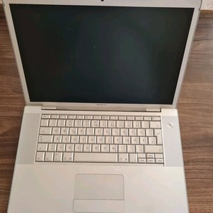 MacBook Pro 15 Zoll silber deutsche Tastatur Akku defekt Ladegerät