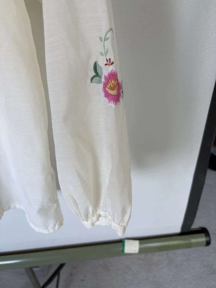 Top Campesino Bordado BOHO Vintage Talla 40 Diseño Floral y Chino Vibrante Foto 2 de 4