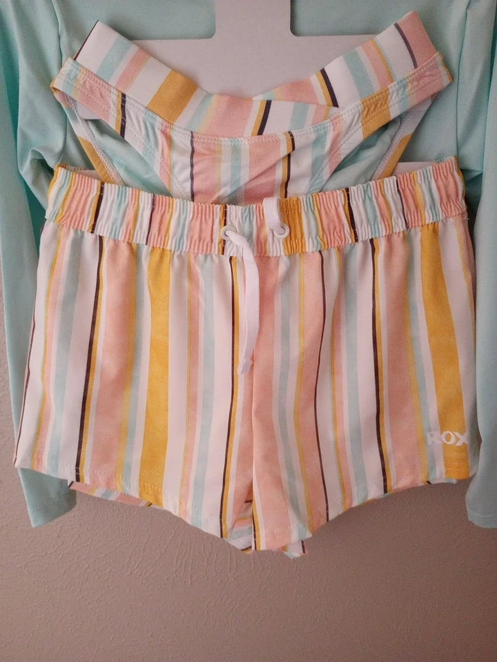 Roxy Niñas Talla Pequeña 7/8 Lt Azul Rashguard Bikini Pantalones Cortos 3 Piezas Conjunto de Natación Nuevo con Etiquetas Foto 4 de 4