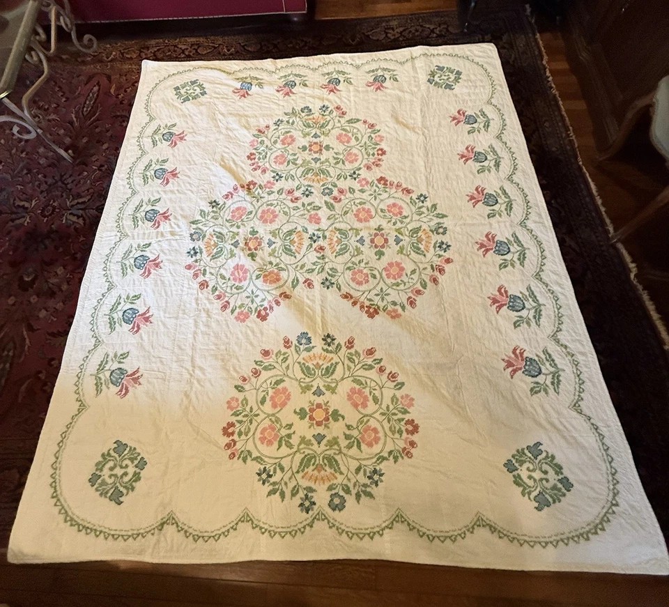 Edredón floral punto de cruz hecho a mano 80” x 92”, colores bastante brillantes, para caridad Foto 3 de 4