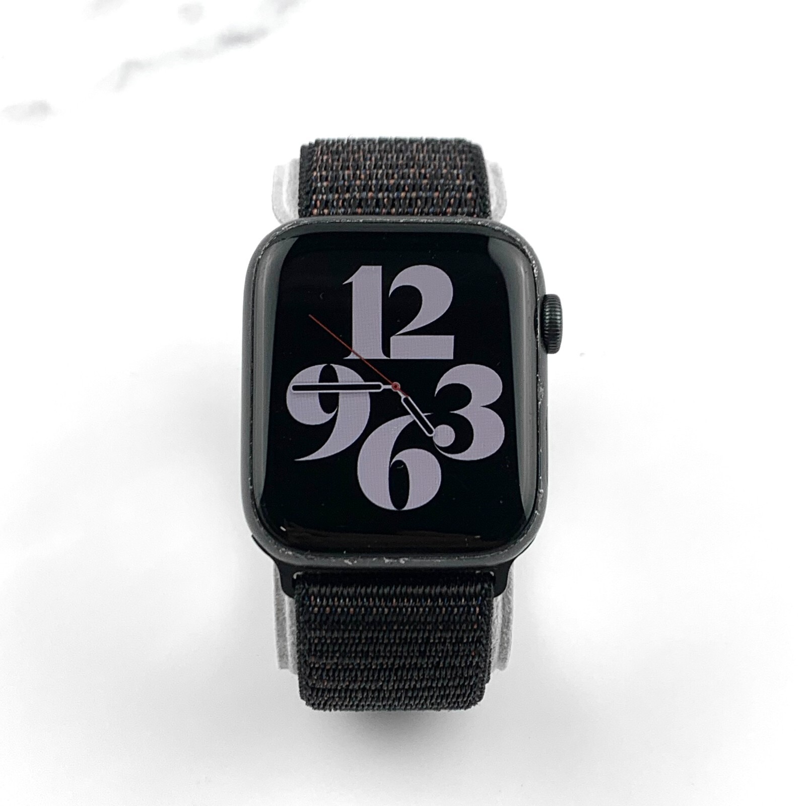 Apple Watch SE 44 mm Space Gray Aluminum with Black Loop GPS + LTE Cellular-image