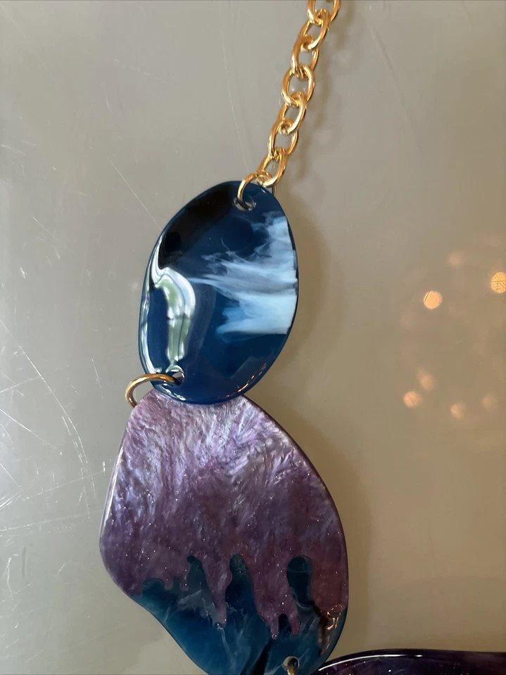 NUEVO SIN ETIQUETAS Collar Galaxy Cuentas Planas Piedra Púrpura Y Azul Declaración Anthropologie Foto 2 de 4