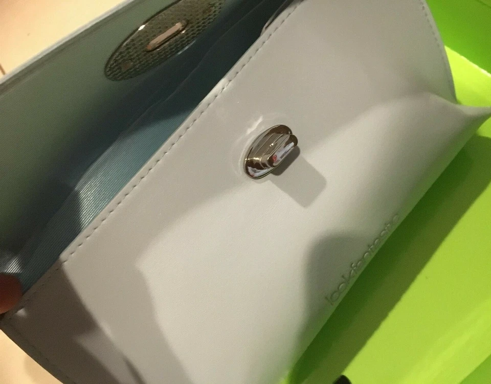 Bolso clutch Look Fantastic azul maquillaje nuevo Foto 3 de 4