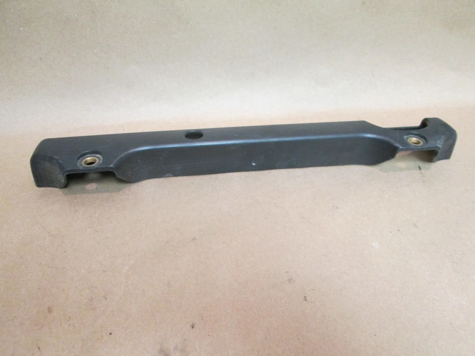 Maserati Coupe - Gransport - Riel inyector de combustible derecho / cubierta de tubo #189123 Foto 2 de 3