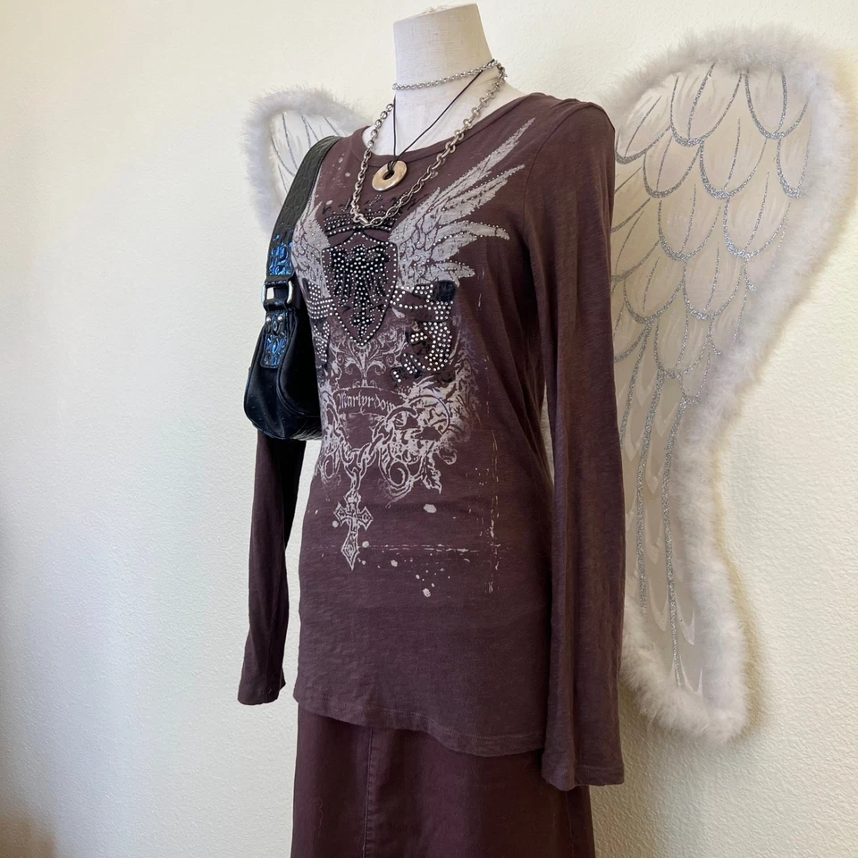 Camiseta Emo Grunge Marrón Manga Larga Gráfica Alas Alas Aladas Corona Cruz Y2k Foto 3 de 4