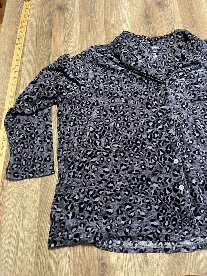 Camisa Sonoma, Para Mujer Talla 3X, Negro Gris, Estampado Guepardo, Vellón, Ropa de Dormir Foto 3 de 4