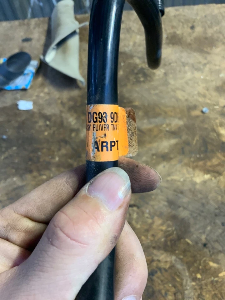 Tubo de ventilación de vapor de combustible OEM Ford DG9Z-9D683-E Ford Fusion Lincoln MKZ 2013-2020 Foto 3 de 4