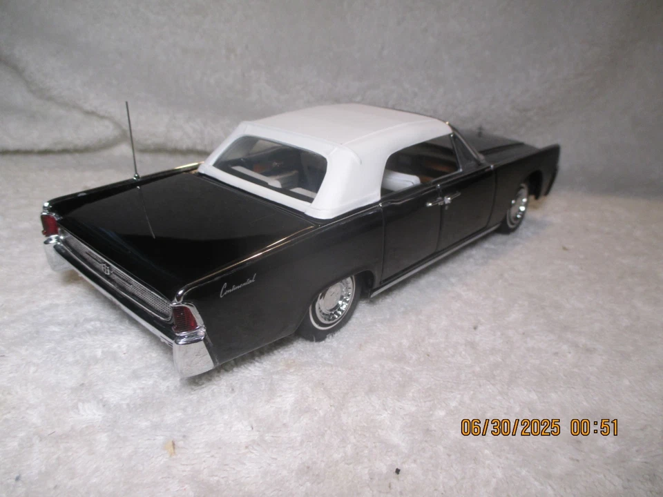 FRANKLIN MINT 1961 LINCOLN CONTINENTAL CONVERTIBLE IN BLACK/WHITE TOP 1/24TH - Image 3 of 4