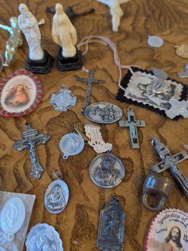 Riesiges Lot Katholische Heilige Medaillen Skapulas Statuen Kruzifix Antiquitäten und Vintage - Bild 6 von 13