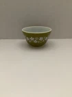 Pyrex Vtg  #401 Retro MCM Mixing Bowl “Spring Blossom Green” Crazy Daisy”1.5 Pt