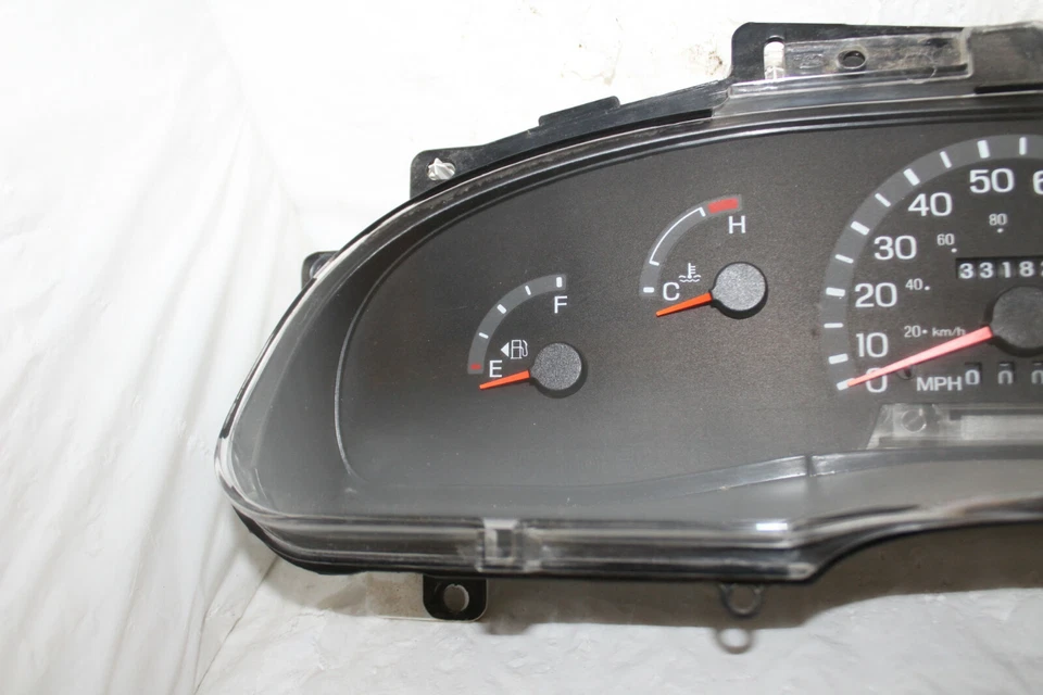 速度表仪表组 2003 福特 E150 E250 E350 E450 范 331,822 英里 — 第 3/4 张图片