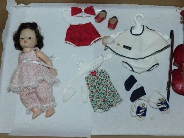 Madame Alexander 8" Wendy Loves w/4 Outfits, Cello & Metal Pink Case Ltd Ed 1992