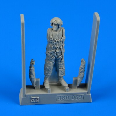 MW22 AEROBONUS 480069 SOVIET NAVAL AIR FORCE PILOT (AV-MF) 1975 - 1983 1/48 FIGU