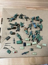 vintage army men plastic toy soldiers And accessories,lot of 40 Pieces