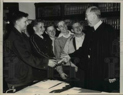 1953 Press Photo Baseball players thank Judge Robert Dunne for denying plea