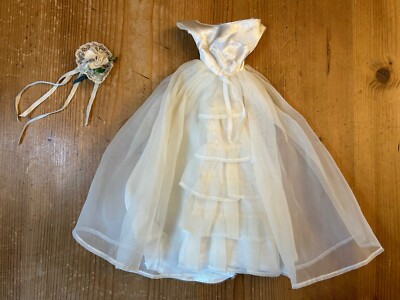 TENUE BARBIE ROBE MARIEE SATIN ET TULLE ACCESSOIRE BOUQUET