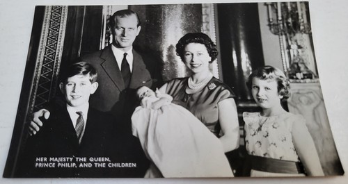 VINTAGE 1960 RPPC QUEEN ELIZABETH II PRINZ PHILIP & KINDER PRINZ ANDREW TAUFE? - Bild 1 von 2
