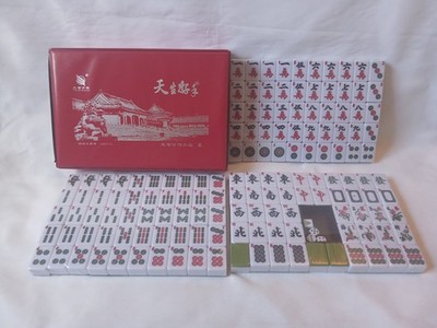 Mahjong Set 144 grün hinterlegte Spielsteine +2 Rohlinge Würfel rot Koffer Mah Jong Jongg NEU