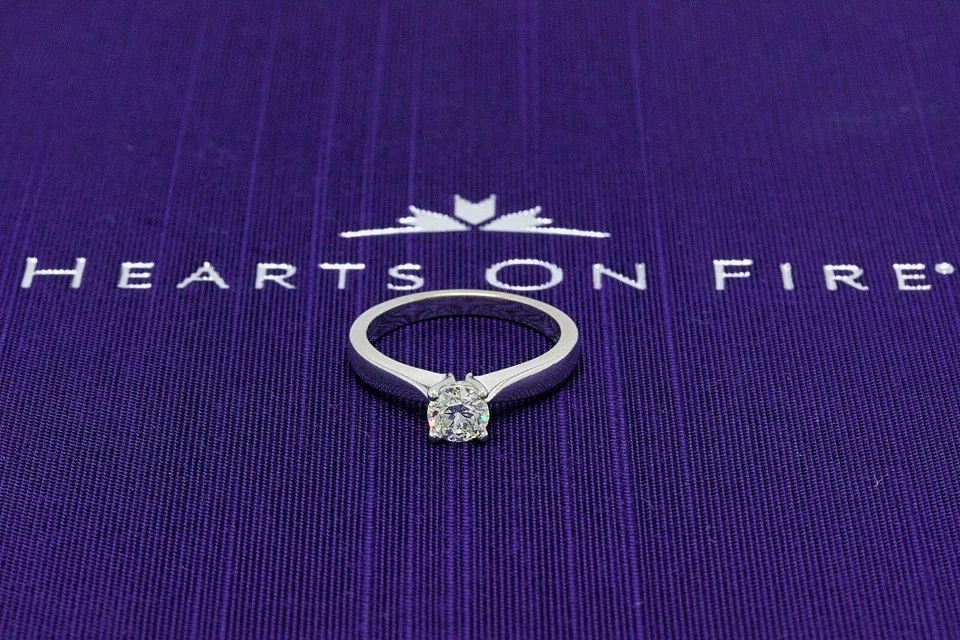 Anillo de compromiso redondo de diamantes serenidad Hearts on Fire de oro blanco de 18 k de 0,53 quilates Foto 2 de 4