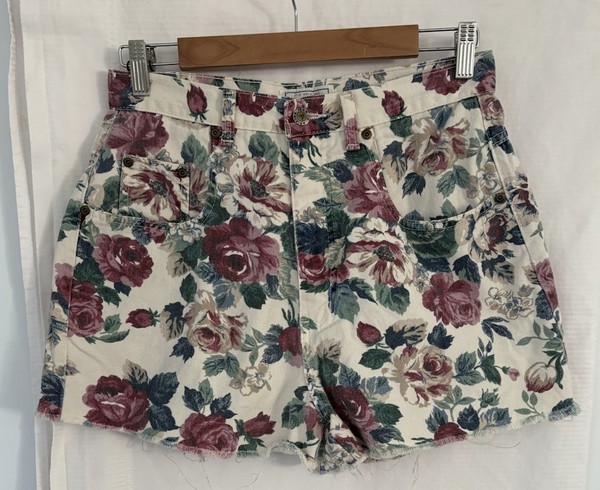 ARIZONA JEAN COMPANY floral denim high waist cut-off SHORTS near NEW