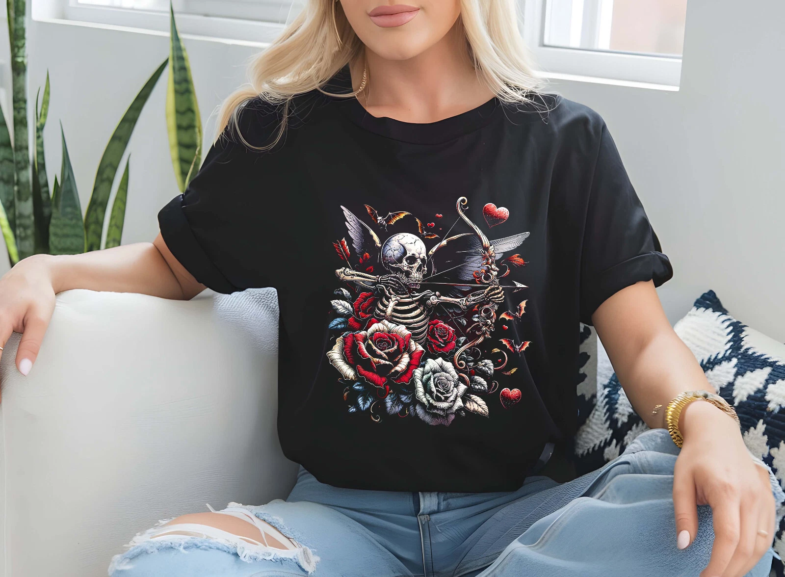 T shirt o felpa con cappuccio gotica San Valentino disegno scheletro rose e cuore