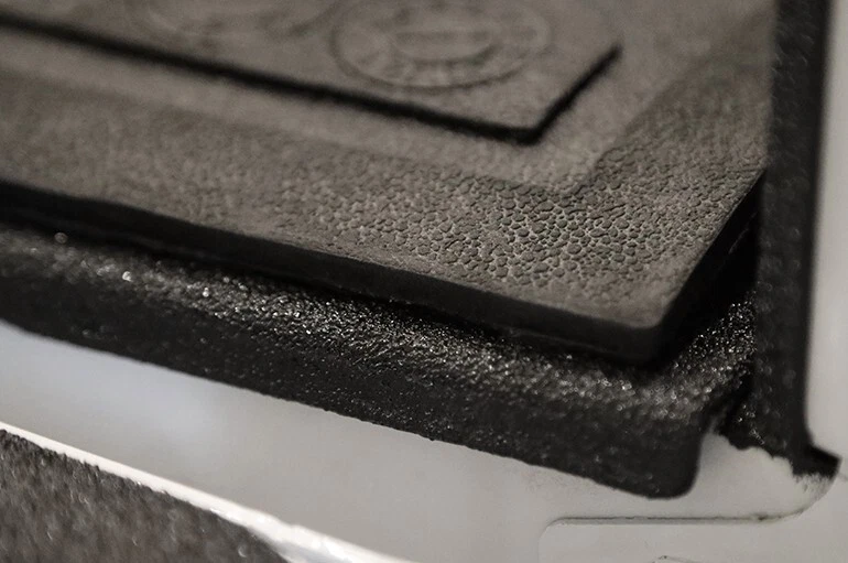 Alfombrilla de cama para camioneta Dee Zee 5,5' goma-negro-se adapta a Ford F-150 2004-2014 5,5 ft Foto 4 de 4