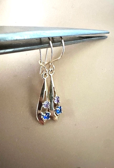 Pendientes colgantes Estate de oro amarillo de 14 quilates con topacio azul y amatista púrpura Foto 2 de 4