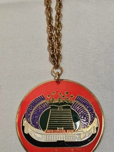 Collar con colgante Miami Orange Bowl dorado sin probar Foto 3 de 4