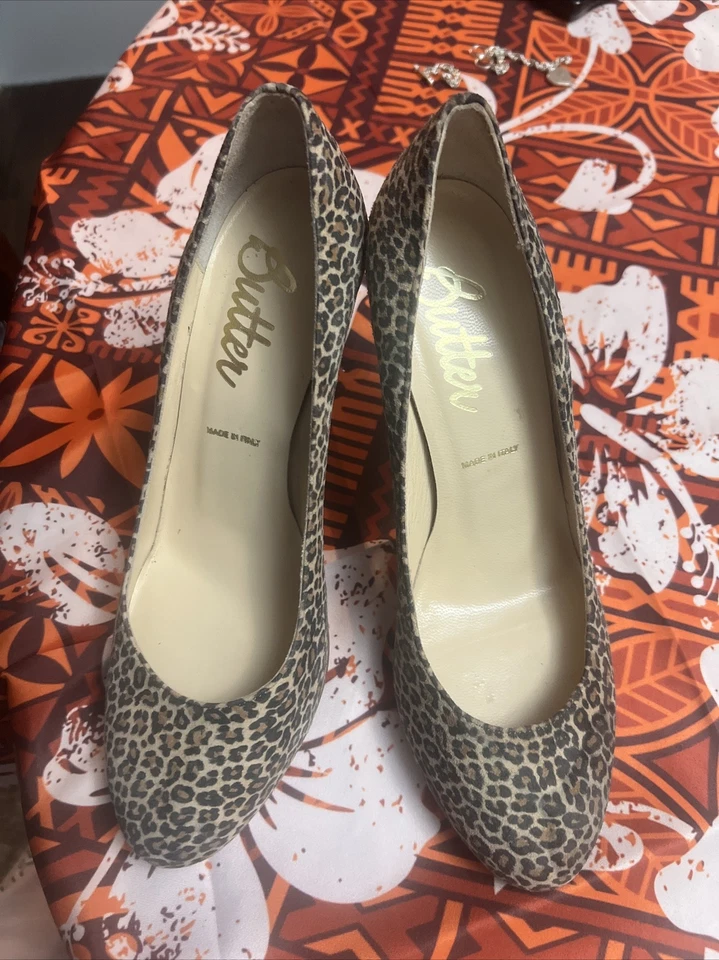 Tacón 3 3/4 de gamuza con estampado de leopardo marca Butter Foto 2 de 4