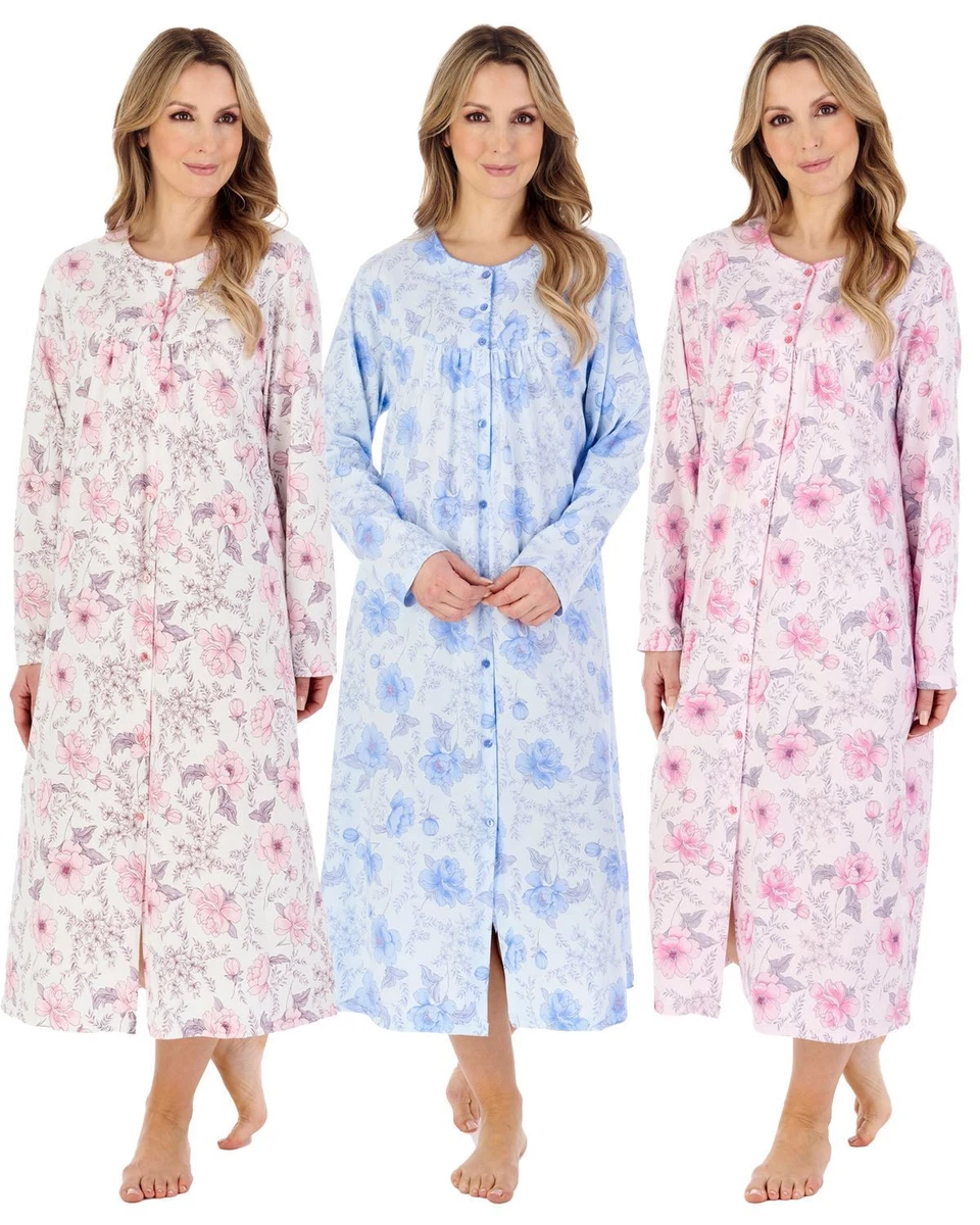 Front clearance fastening nightdress